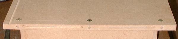 Befestigung der Seitenteile an der Bodenplatte